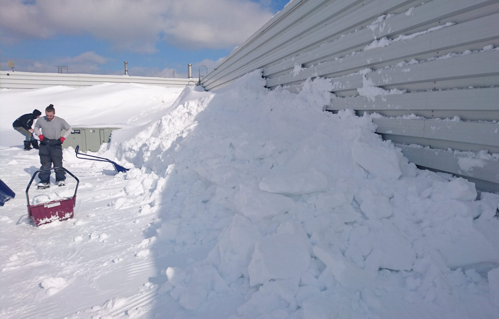 deblaiement neige sur toiture plate par professionnel